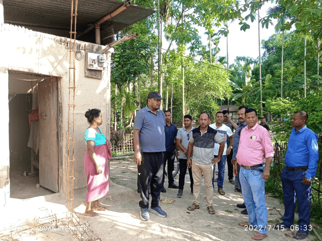 প্ৰখৰ ৰ’দকো নেওচি চাইকেল চলাই প্ৰধানমন্ত্ৰীৰ আৱাসগৃহ নিৰ্মাণৰ কাম-কাজৰ বুজ ল’লে বিধায়ক পদ্ম হাজৰিকাই 2 image 183