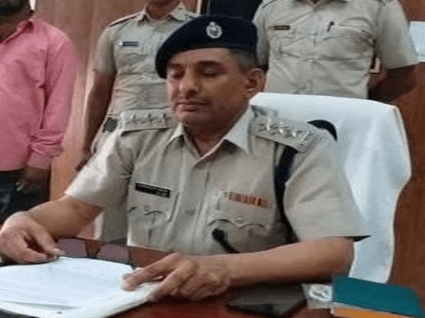 মৰ্মান্তিক! শিলৰ অবৈধ খনন বন্ধ কৰিবলৈ গৈ মাফিয়াৰ ডাম্পাৰৰ খুন্দাত মৃত্যু উপ আৰক্ষী অধীক্ষকৰ 1 image 194