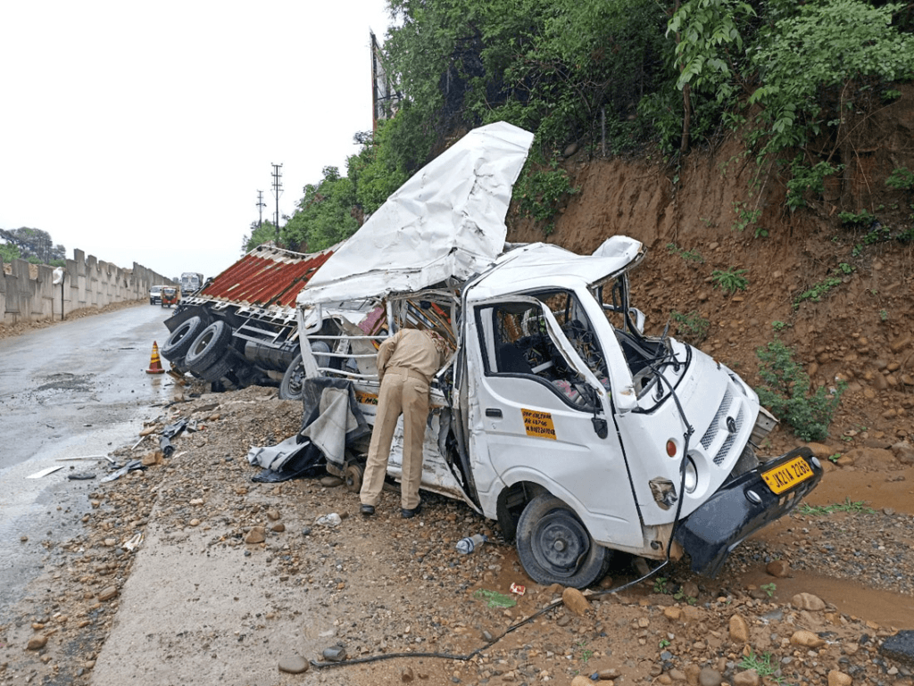 মৰ্মান্তিক! বিবাহ যাত্ৰীৰ বাহনত ট্ৰাকৰ প্ৰচণ্ড খুন্দা, ৩ শিশুসহ মহিলাৰ মৃত্যু 1 image 244
