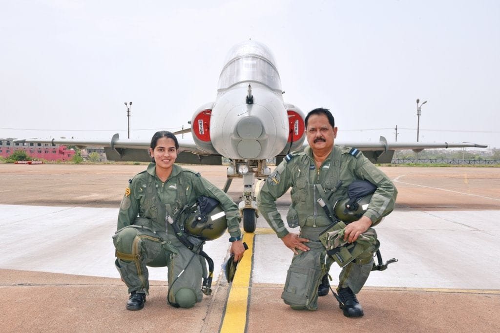আকাশমাৰ্গত ইতিহাস ৰচিলে পিতৃ-কন্যাৰ যুটিয়ে, একেলগে উৰুৱালে যুঁজাৰু বিমান… 2 photo1657082520