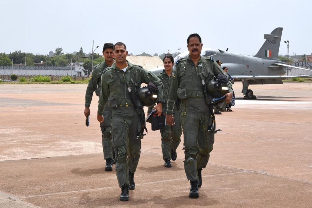 আকাশমাৰ্গত ইতিহাস ৰচিলে পিতৃ-কন্যাৰ যুটিয়ে, একেলগে উৰুৱালে যুঁজাৰু বিমান… 3 photo1657082580