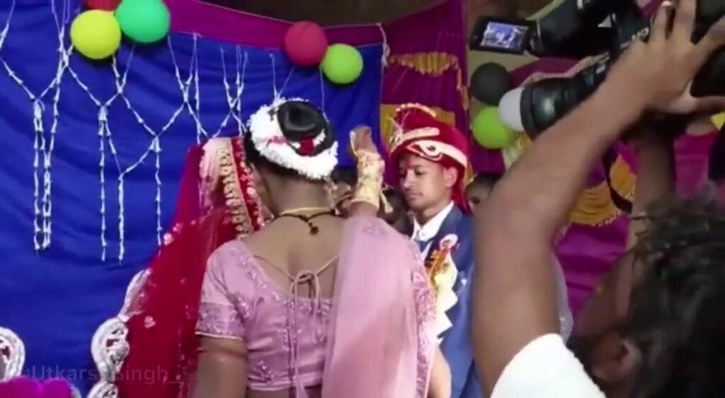 ৰভাতলীত দৰাৰ সন্মুখতে প্ৰেয়সীৰ ডিঙিত বৰমালা প্ৰাক্তন প্ৰেমিকৰ, তাৰ পিছত ঘটিল এই ঘটনা... 2 photo1657189624