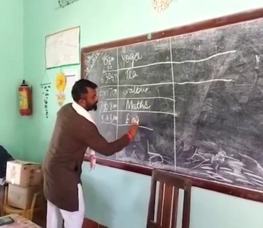এইবাৰ শিক্ষকৰ ৰূপত বিধায়ক ৰূপজ্যোতি কুৰ্মী! হাতত ৰেজিষ্টাৰ বহী লৈ ল’লে উপস্থিতি, ছাত্ৰীক প্ৰশ্ন- বয়ফ্ৰেণ্ড আছে নে নাই… 1 photo1657702324