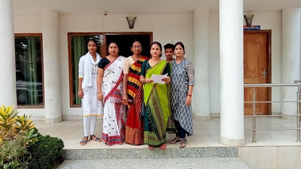 চুটি কাপোৰ পিন্ধি ৰীল ভিডিঅ’ বনোৱা মহিলাৰ স্বামীক বান্দৰ কেকোঁৱাৰ গুড়ি খুৱাবলৈ গৈ মহিলাৰ ৰোষত পংকজ পাঠক! দাখিল এজাহাৰ 2 photo1658124827