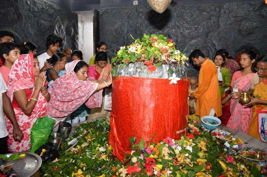 আজি শাওনৰ প্ৰথমটো সোমবাৰ! মনোবাঞ্ছা পূৰণৰ অৰ্থে শিৱ উপাসনাস্থলীত ভিৰ কৰিছে ভক্তই 1 photo1658144214
