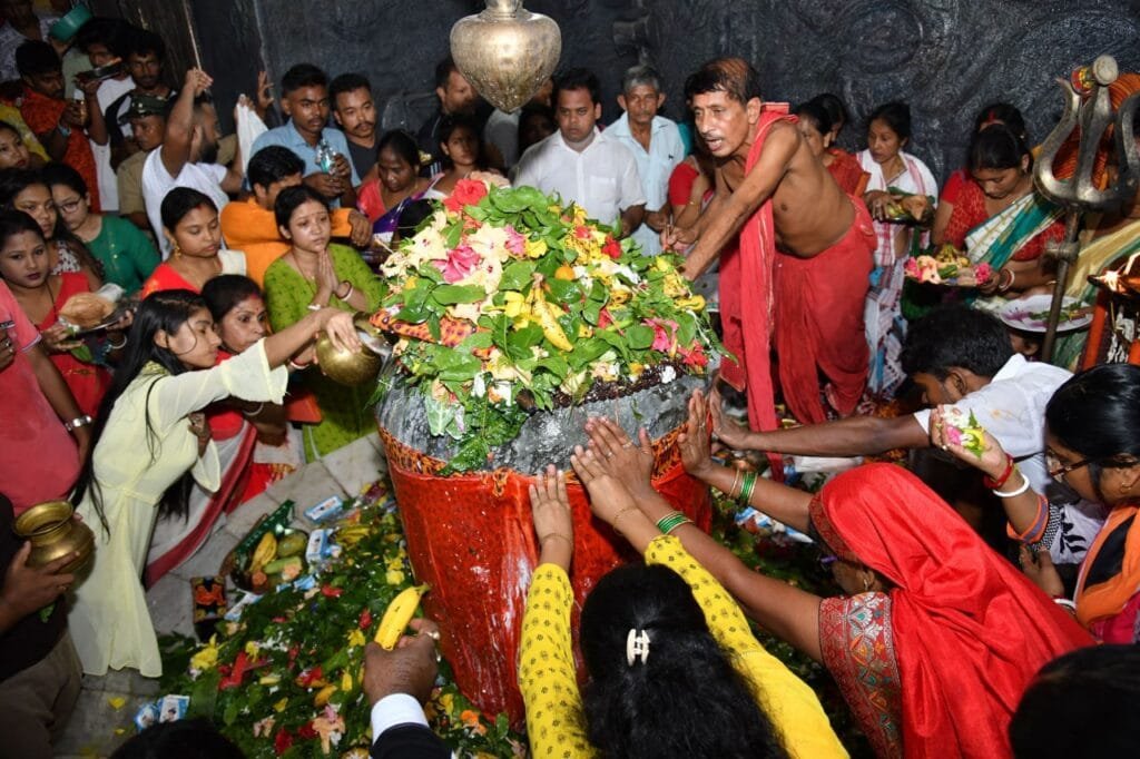 আজি শাওনৰ প্ৰথমটো সোমবাৰ! মনোবাঞ্ছা পূৰণৰ অৰ্থে শিৱ উপাসনাস্থলীত ভিৰ কৰিছে ভক্তই 2 photo1658144241