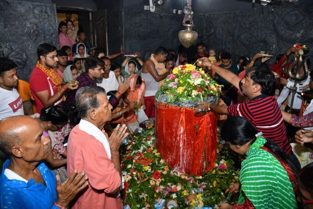 আজি শাওনৰ প্ৰথমটো সোমবাৰ! মনোবাঞ্ছা পূৰণৰ অৰ্থে শিৱ উপাসনাস্থলীত ভিৰ কৰিছে ভক্তই 3 photo1658144243