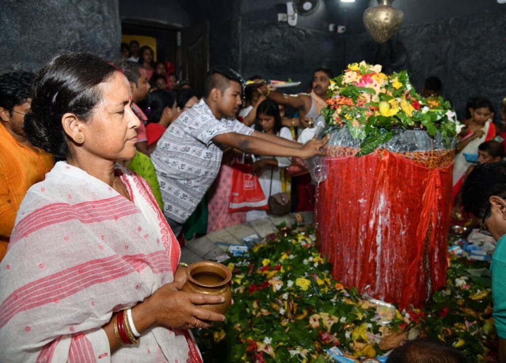 আজি শাওনৰ প্ৰথমটো সোমবাৰ! মনোবাঞ্ছা পূৰণৰ অৰ্থে শিৱ উপাসনাস্থলীত ভিৰ কৰিছে ভক্তই 4 photo1658144325