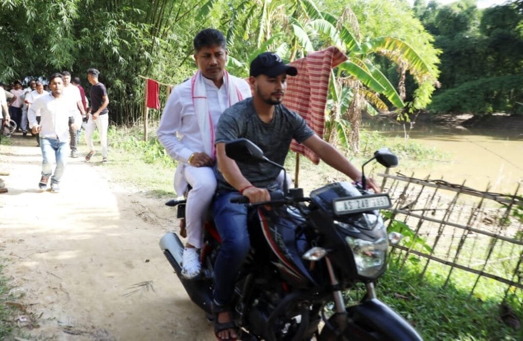 মুখ্যমন্ত্ৰীক অনুসৰণ কৰি বান পৰিদৰ্শনৰ বাবে বাইকত উঠিল জলসম্পদ মন্ত্ৰী, তাৰ মাজতে ঘটিল এই ঘটনা… 1 photo1658404078