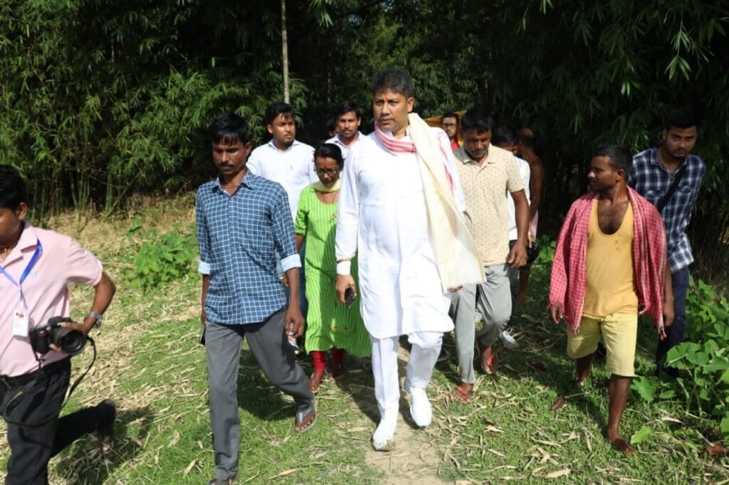 মুখ্যমন্ত্ৰীক অনুসৰণ কৰি বান পৰিদৰ্শনৰ বাবে বাইকত উঠিল জলসম্পদ মন্ত্ৰী, তাৰ মাজতে ঘটিল এই ঘটনা… 2 photo1658404097