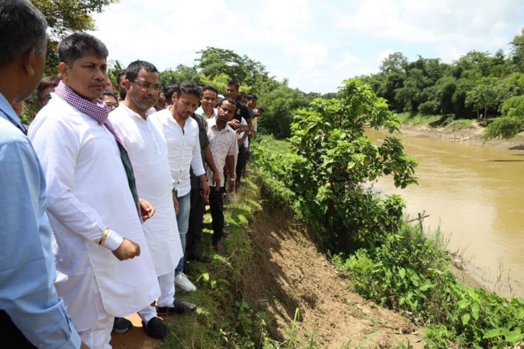 মুখ্যমন্ত্ৰীক অনুসৰণ কৰি বান পৰিদৰ্শনৰ বাবে বাইকত উঠিল জলসম্পদ মন্ত্ৰী, তাৰ মাজতে ঘটিল এই ঘটনা… 3 photo1658404230