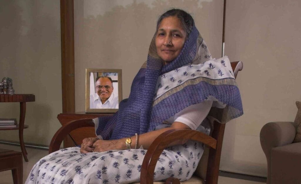 কলেজ গৈ নোপোৱা অসমৰ এইগৰাকী মহিলা আজি দেশৰ আটাইতকৈ ধনাঢ্য মহিলা… 3 photo1658405368
