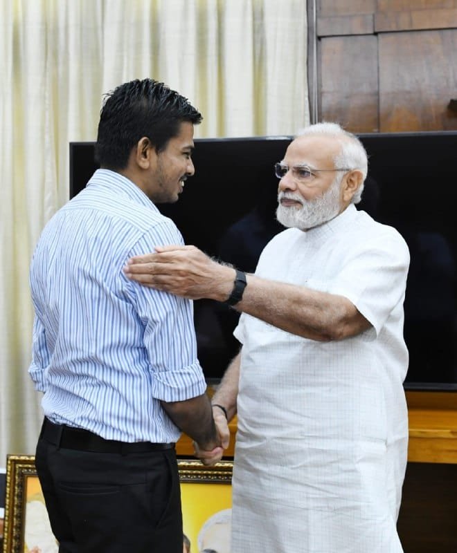মুখ্যমন্ত্ৰী হিমন্ত বিশ্ব শৰ্মাৰ সৈতে প্ৰধানমন্ত্ৰীক সাক্ষাৎ কৰি নিজে অঁকা পেইণ্টিং উপহাৰ শিলচৰৰ দিব্যাংগ চিত্ৰশিল্পী অভিজিতৰ 1 photo1658481513