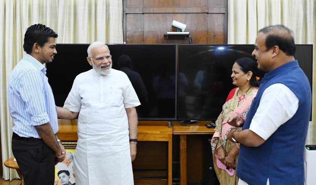 মুখ্যমন্ত্ৰী হিমন্ত বিশ্ব শৰ্মাৰ সৈতে প্ৰধানমন্ত্ৰীক সাক্ষাৎ কৰি নিজে অঁকা পেইণ্টিং উপহাৰ শিলচৰৰ দিব্যাংগ চিত্ৰশিল্পী অভিজিতৰ 2 photo1658481519