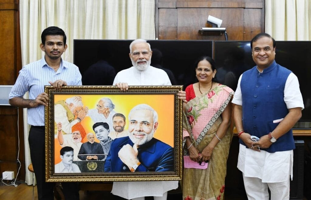 মুখ্যমন্ত্ৰী হিমন্ত বিশ্ব শৰ্মাৰ সৈতে প্ৰধানমন্ত্ৰীক সাক্ষাৎ কৰি নিজে অঁকা পেইণ্টিং উপহাৰ শিলচৰৰ দিব্যাংগ চিত্ৰশিল্পী অভিজিতৰ 3 photo1658481526
