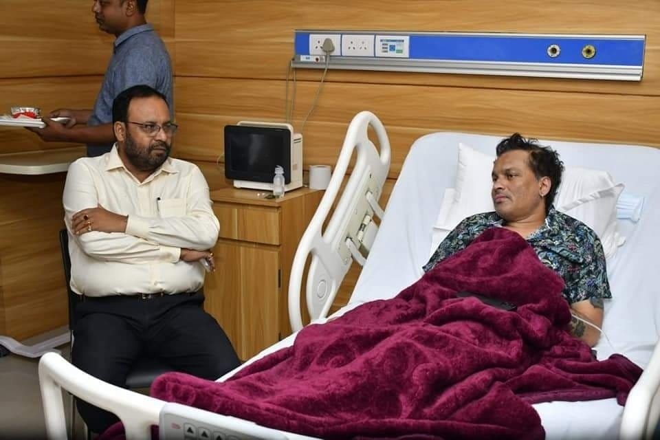 দুজন মানুহে পৰামৰ্শ দিয়েই… ৩ দিন হাস্পতালত থাকি আজি ঘৰলৈ উভতিল জুবিন গাৰ্গ 3 photo1658557869