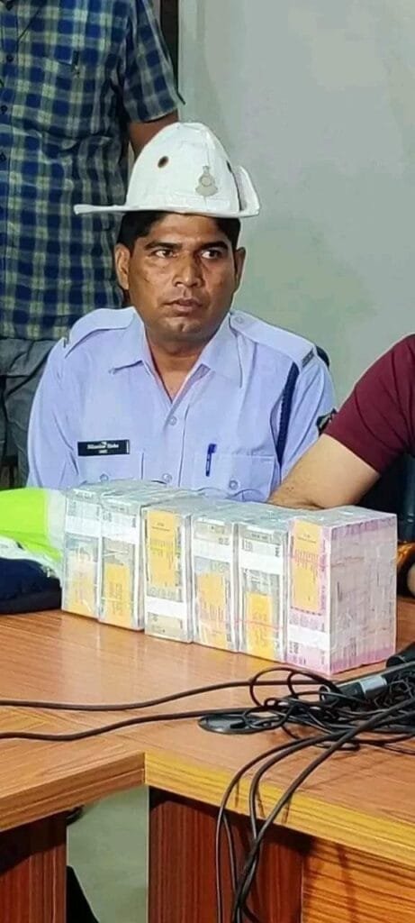 মানৱীয়তা! ৪৫ লাখ ভৰ্তি বেগ পথত পৰি থকা দেখিও বিচলিত নহ’ল এগৰাকী ট্ৰেফিক কনিষ্টবল, সততাৰ বাবে পুৰস্কাৰ ঘোষণা 3 photo1658657746