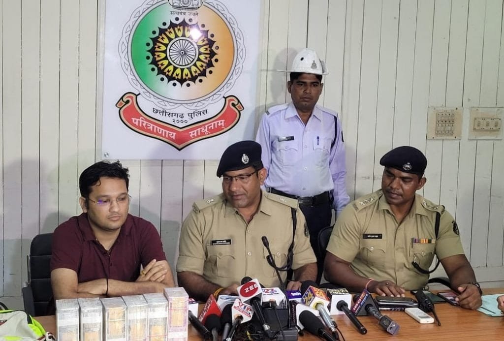 মানৱীয়তা! ৪৫ লাখ ভৰ্তি বেগ পথত পৰি থকা দেখিও বিচলিত নহ’ল এগৰাকী ট্ৰেফিক কনিষ্টবল, সততাৰ বাবে পুৰস্কাৰ ঘোষণা 2 photo1658657795