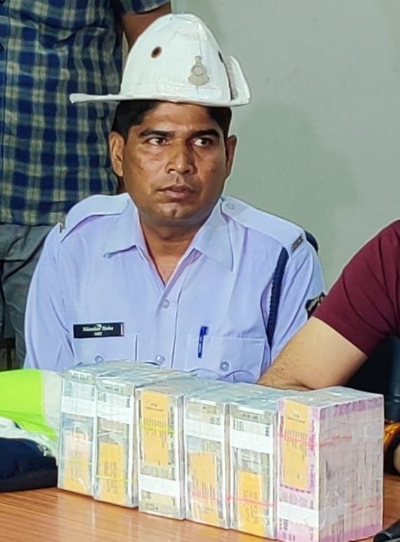 মানৱীয়তা! ৪৫ লাখ ভৰ্তি বেগ পথত পৰি থকা দেখিও বিচলিত নহ’ল এগৰাকী ট্ৰেফিক কনিষ্টবল, সততাৰ বাবে পুৰস্কাৰ ঘোষণা 1 photo1658657808