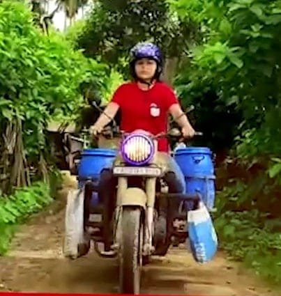 'বুলেট গাৰ্ল’ ডেইজী! ৰয়েল এনফিল্ড বাইকত গাখীৰ বিক্ৰী কৰি আনৰ বাবেও আদৰ্শ হৈ পৰিছে এগৰাকী ছাত্ৰী 1 photo1658738038 1