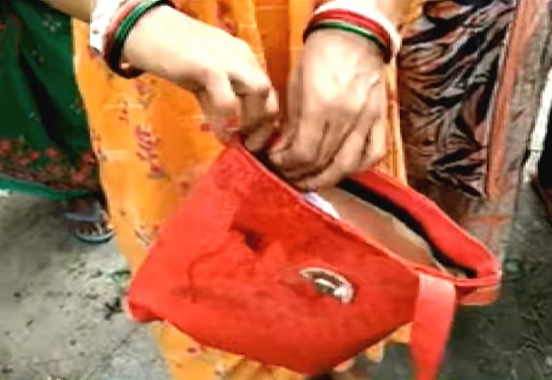 মহিলাৰ টকাৰ বেগ কাঢ়ি পলায়ন কৰিবলৈ লওতেই দুৰ্ঘটনাত পতিত চিলনী চোৰ, মৃত্যু 2 photo1659000592