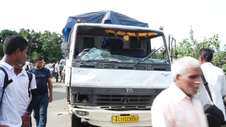 ট্ৰাকৰ সৈতে ছাত্ৰ-ছাত্ৰী কঢ়িওৱা টেম্প’ৰ মুখামুখি সংঘৰ্ষ, শিশুৰ মৃত্যু 1 299795906 1380674375755935 3646888776297403441 n
