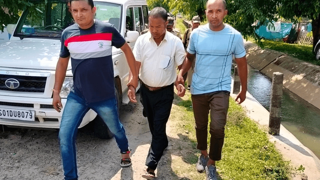 ঘোচ লওঁতেই হাতে-লোটে গ্ৰেপ্তাৰ খণ্ড প্ৰাথমিক শিক্ষা বিষয়া লাচিত বসুমতাৰী... 1 image 125