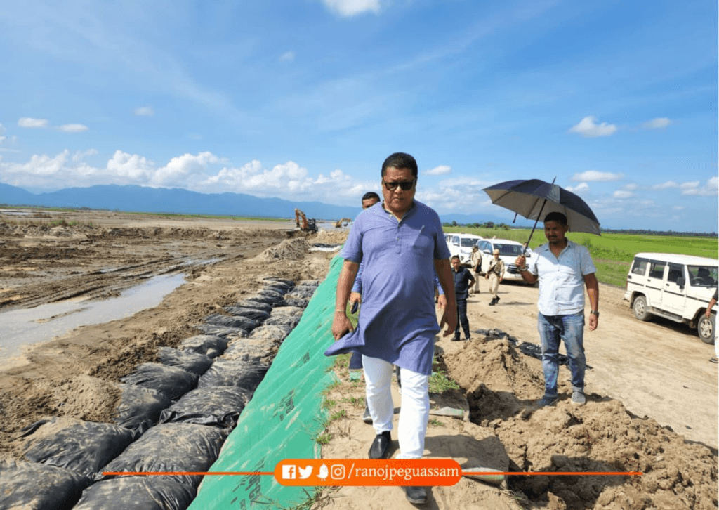 বান বিধ্বস্ত এলেকাত নিজেই বাইক চলাই পৰিস্থিতিৰ বুজ ল’লে মন্ত্ৰী ৰণোজ পেগুই... 1 image 16
