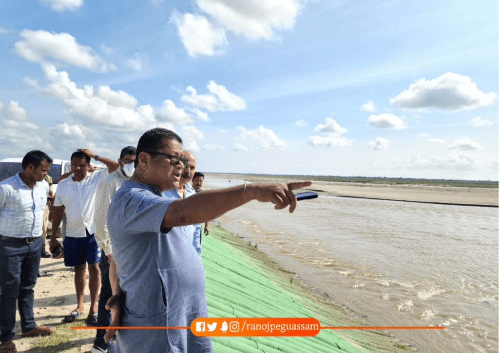 বান বিধ্বস্ত এলেকাত নিজেই বাইক চলাই পৰিস্থিতিৰ বুজ ল’লে মন্ত্ৰী ৰণোজ পেগুই... 2 image 17