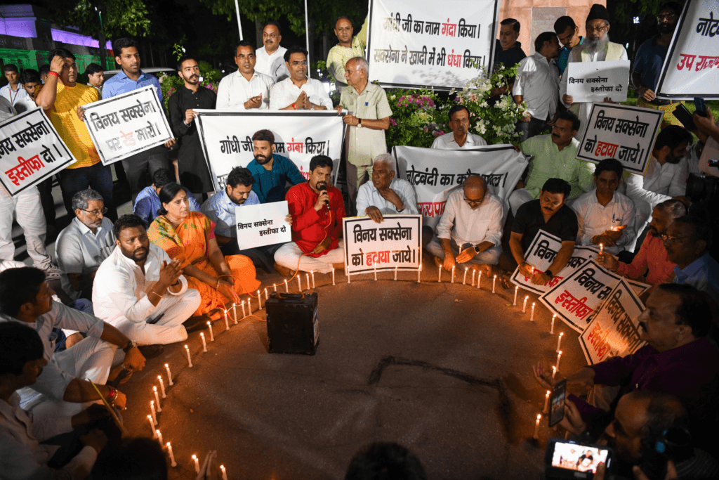 দিল্লীৰ বিধানসভা চৌহদত AAP বনাম BJP ! ওৰে নিশা দুয়োটা দলৰ প্ৰতিবাদ সাব্যস্ত... 1 image 195