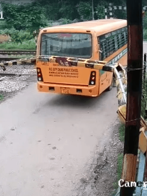 লোমহৰ্ষক! স্কুল বাছৰ চালকৰ দায়বদ্ধহীনতাই মৃত্যুৰ গৰাহলৈ ঠেলি লৈ গ’ল কণ কণ শিশুক, ভাইৰেল ভিডিঅ’ৰ পিছতে চালকক গ্ৰেপ্তাৰ 1 image 37