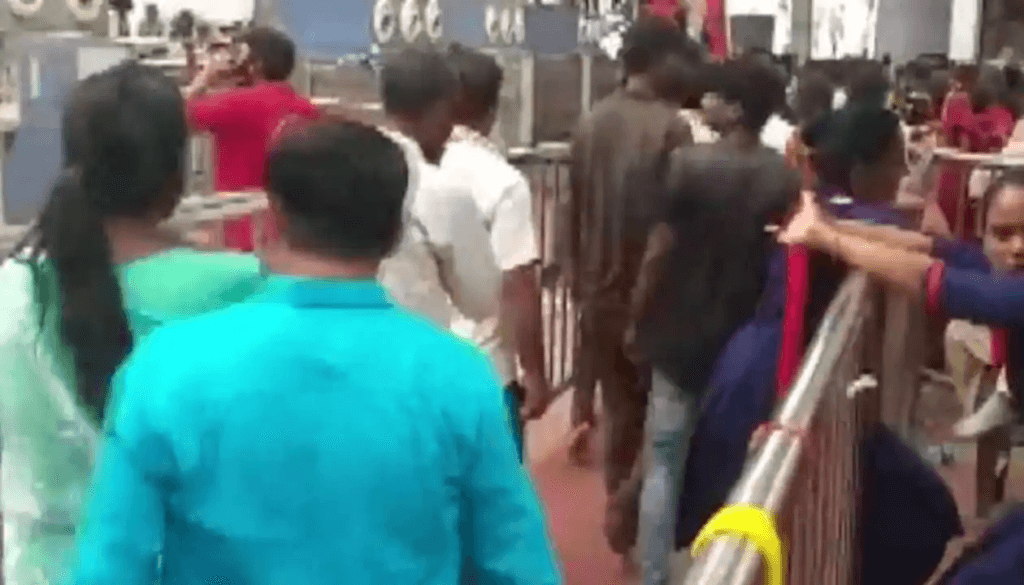 শোকাবহ! মন্দিৰত পূজা আগবঢ়াবলৈ গৈ পদপিষ্ট হৈ মৃত্যু ৩ মহিলা ভক্তৰ, আহত কেইবাজনো 2 image 63