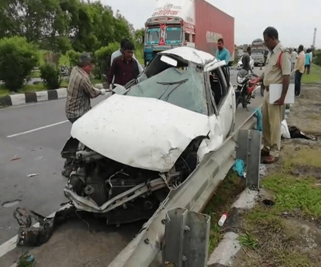 মৰ্মান্তিক! পথ দুৰ্ঘটনাত প্ৰাণ হেৰুৱালে দুই শিশুসহ পিতৃ-মাতৃয়ে 1 image 76