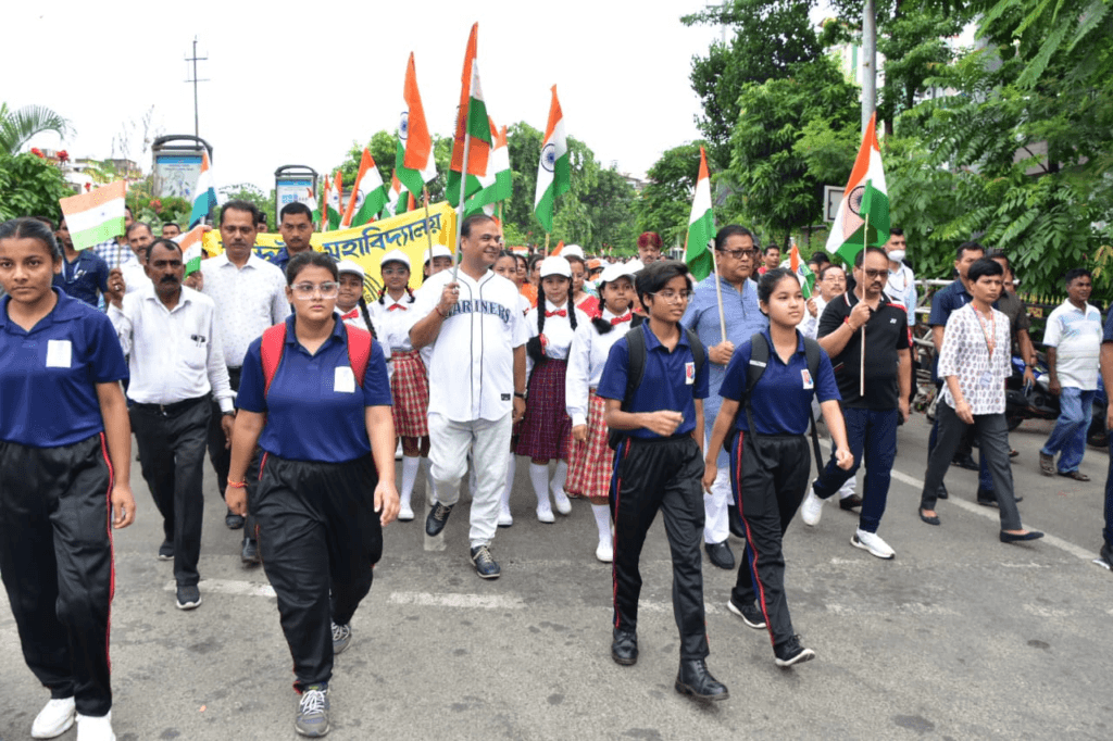 পুৱাই হাতত ত্ৰিৰংগা লৈ শিক্ষাৰ্থীৰ সৈতে সমদলত ভাগ ল’লে মুখ্যমন্ত্ৰী হিমন্ত বিশ্ব শৰ্মাই... 1 image 94