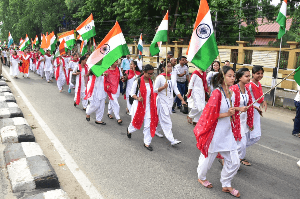 পুৱাই হাতত ত্ৰিৰংগা লৈ শিক্ষাৰ্থীৰ সৈতে সমদলত ভাগ ল’লে মুখ্যমন্ত্ৰী হিমন্ত বিশ্ব শৰ্মাই... 2 image 95