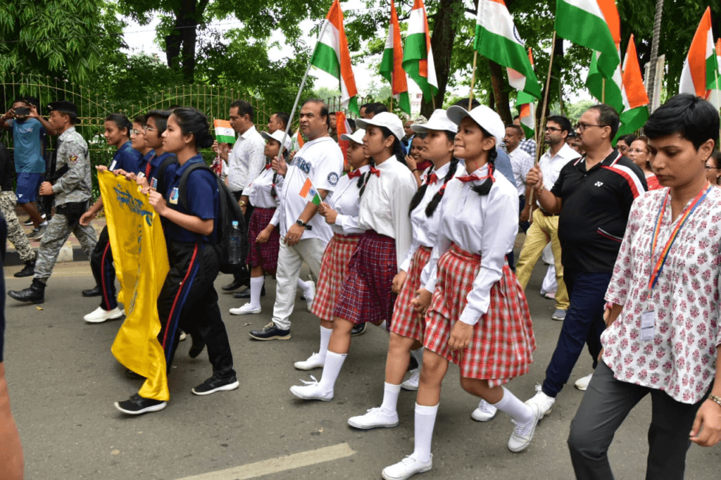 পুৱাই হাতত ত্ৰিৰংগা লৈ শিক্ষাৰ্থীৰ সৈতে সমদলত ভাগ ল’লে মুখ্যমন্ত্ৰী হিমন্ত বিশ্ব শৰ্মাই... 3 image 96