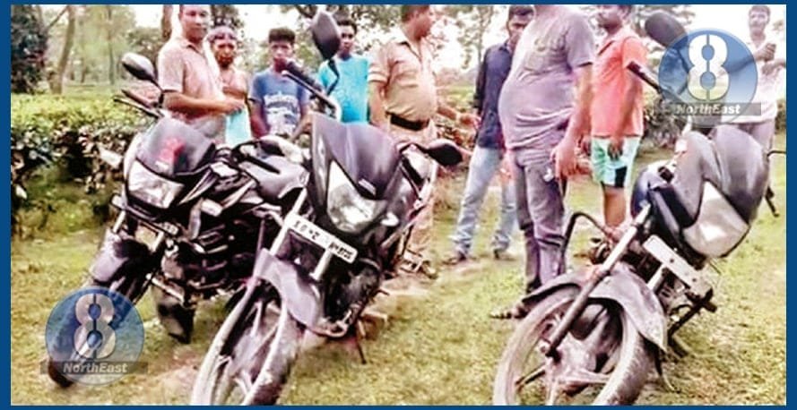 ধৰা পৰাৰ ভয়ত চাহ বাগিচাৰ মাজত বাইক এৰি পলায়ন চোৰৰ! পৰিত্যক্ত অৱস্থাত উদ্ধাৰ ৩খন চুৰি বাইক 1 photo1660915046