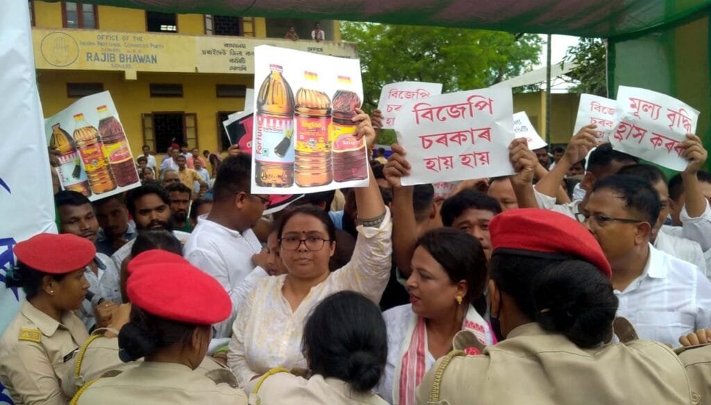 মূল্যবৃদ্ধিৰ বিৰুদ্ধে সমদল যুৱ কংগ্ৰেছৰ, আটক অংকিতা দত্তসহ শতাধিক কংগ্ৰেছ কৰ্মীক 2 photo1661001008