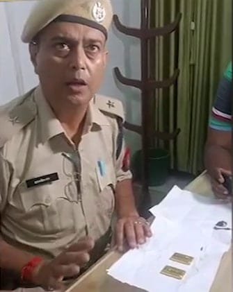 জেপত সোণৰ বিস্কুট লৈ কৰিছিল ৰে’লযাত্ৰা! গুৱাহটী ৰে’লৱে ষ্টেছনত গ্ৰেপ্তাৰ সৰবৰাহকাৰী 2 photo1661333534