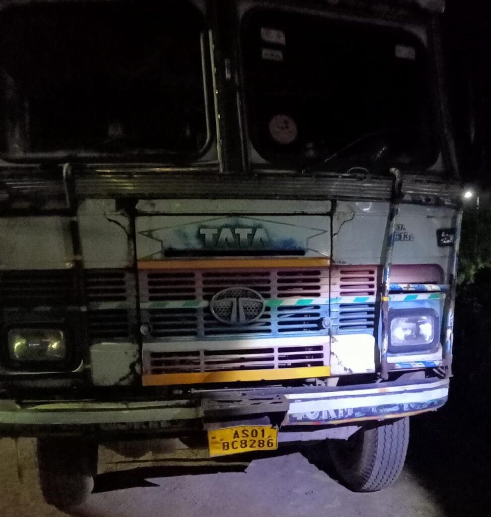 কৰ বিষয়া বুলি পৰিচয় দি মহানগৰীৰ মাজমজিয়াৰ পৰা ৫ যুৱকে হাইজেক কৰিছিল ৭৮ লাখ টকা মূল্যৰ পাণমছলাভৰ্তি ট্ৰাক, ৩ জনক গ্ৰেপ্তাৰ 3 photo1661405295 3