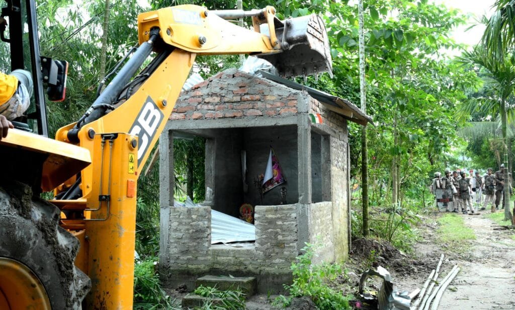 বেদখলকাৰীৰ বিৰুদ্ধে চলিল প্ৰশাসনৰ বুলডোজাৰ, বেদখলমুক্ত হ’ল এহেজাৰ বিঘা চৰকাৰী ভূমি... 1 03 09 22 Borsola eviction drive at 3no Chitalmari Village 4