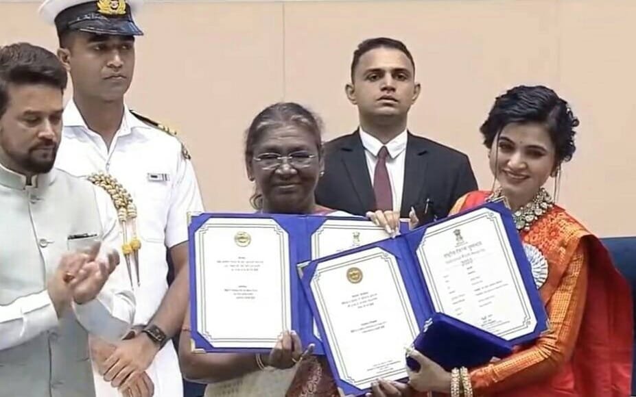 'ছেমখৰ’ বিতৰ্কৰ মাজতে ৰাষ্ট্ৰপতিৰ পৰা ৰাষ্ট্ৰীয় চলচ্ছিত্ৰ বঁটা গ্ৰহণ আইমী বৰুৱাৰ… 2 bota