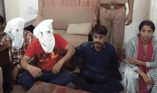 চাঞ্চল্যকৰ! চিনেমাৰ কায়দাত ব্যৱসায়ীৰ ঘৰত প্ৰৱেশ ভুৱা আয়কৰ বিষয়াৰ দল, লুটি নিলে কোটি টকাৰো অধিক ধন 2 dodd