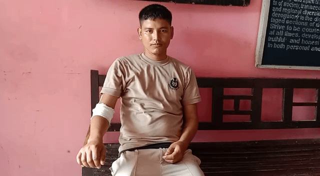 মদৰ ৰাগীত আৰক্ষীৰ বাহন চালকক আক্ৰমণ কৰি ৰিজাৰ্ভ ক্ল’জ ঘিলাধাৰী থানাৰ ভাৰপ্ৰাপ্ত বিষয়া ৰাজেশ্বৰ গগৈ 2 image 165