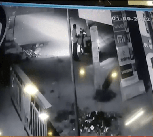 ৰক্ষকৰ ৰূপত ভক্ষক! ভাৰাতীয়া চােৰেৰে ম’বাইলৰ দোকানত চুৰি কাৰ্য গৃহৰক্ষী জােৱানৰ... 1 image 21