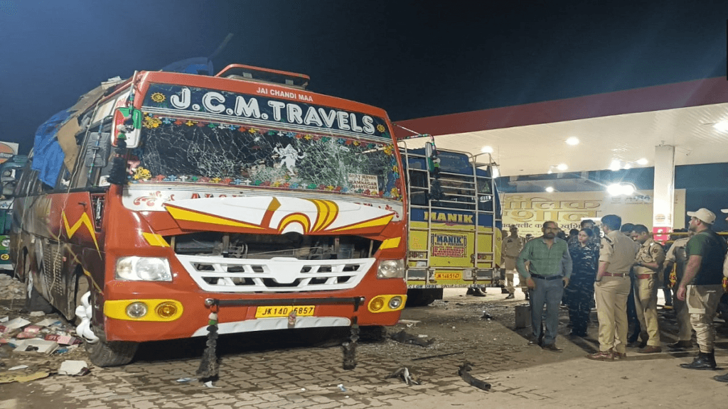 দুখনকৈ বাছত সংঘটিত দুটা শক্তিশালী বিস্ফোৰণত কঁপি উঠিল জম্মু-কাশ্মীৰ! আহত ২ জন 2 image 223