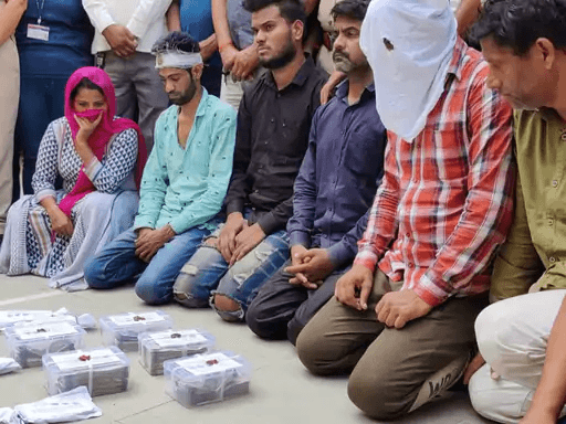 চাঞ্চল্যকৰ! চিনেমাৰ কায়দাত ব্যৱসায়ীৰ ঘৰত প্ৰৱেশ ভুৱা আয়কৰ বিষয়াৰ দল, লুটি নিলে কোটি টকাৰো অধিক ধন 1 image 43