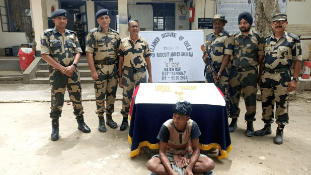 ৮১ খন সোণৰ বিস্কুটসহ ভাৰত-বাংলাদেশ সীমান্তত আটক এজন কৃষক… 1 image 94