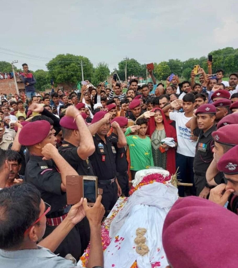 শোকাবহ! আকাশমাৰ্গত পেৰাচ্যুট খোল নোখাৱাৰ বাবেই যুদ্ধ অনুশীলনৰ সময়ত শ্বহীদ হ’ল পেৰা কমাণ্ডো… 2 photo1662027056