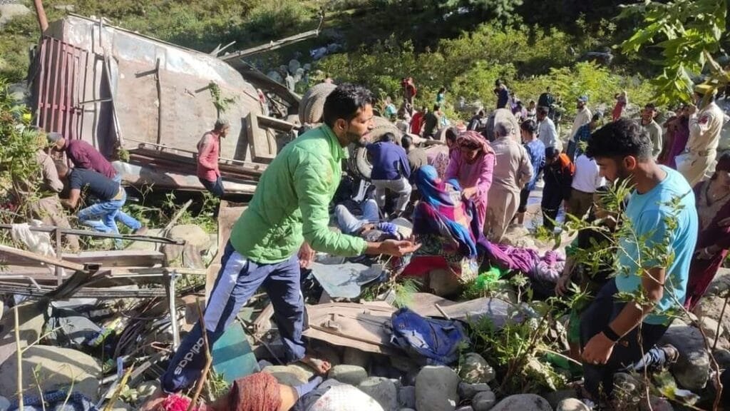 মৰ্মান্তিক! নিয়ন্ত্ৰণ হেৰুৱাই দ খাৱৈত বাগৰি পৰিল যাত্ৰীবাহী বাছ, কমেও ১১ জনৰ মৃত্যু, আহত ১২ জন 2 photo1663138778